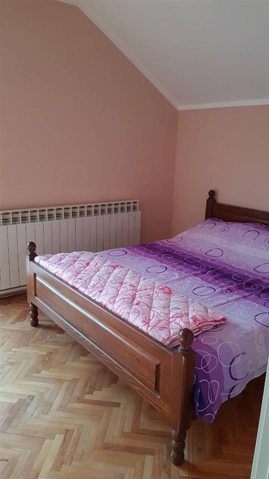 Dve-kuce-na-placu-Ub