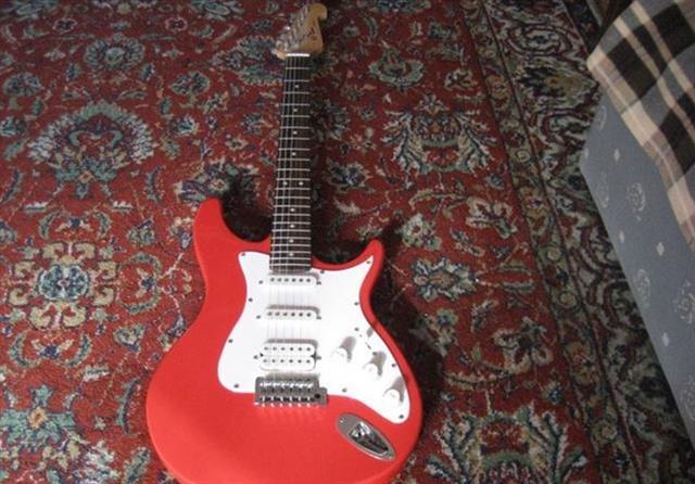 Elektricna-gitara-Behringer