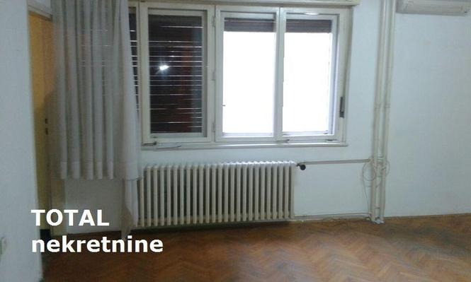 UKNJIZEN dvoiposoban stan u centru 