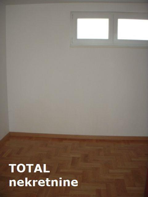 Uknjizen-dvoiposoban-stan-