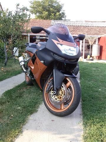 Kawasaki-ZX6rR-HITNO