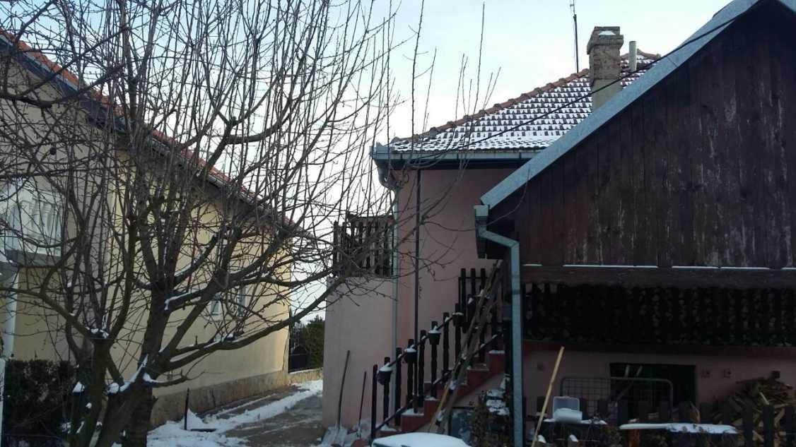 Kuca-u-Surcinu-na-prodaju