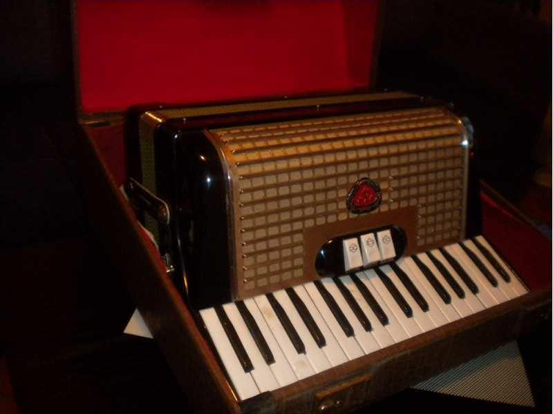 HARMONIKA-Melodija-80-basova--crvena-2-r