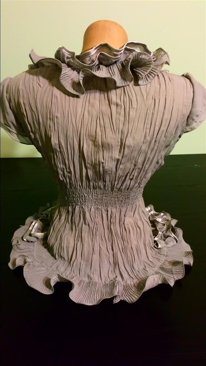 Prelepa-bluza-sa-karnerima-