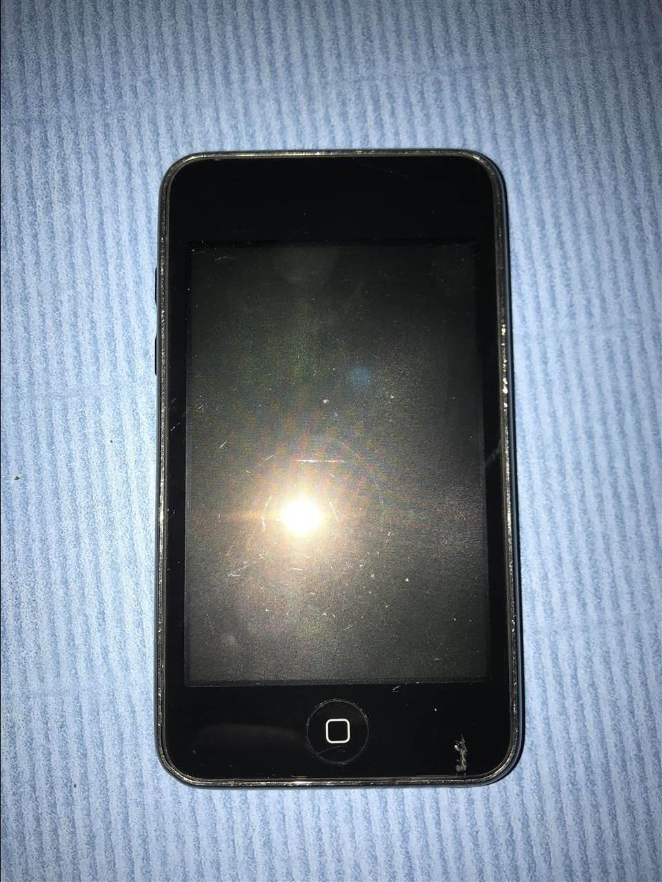 iPod-touch-u-ispravnom-stanju-sa-punjacem