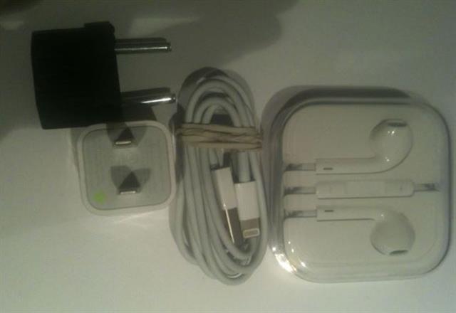 Apple iPhone 5S slusalice punjac i USB