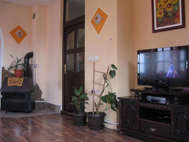 Kuca-od-184m2-u-centru-ravnog-sela