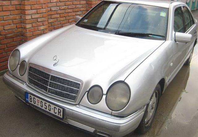 Mercedes-Benz-E220-D--96