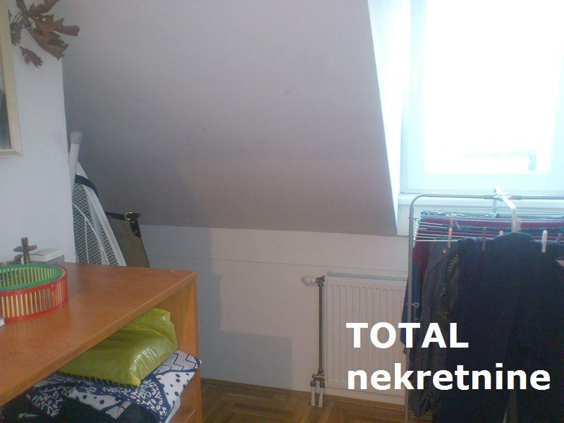 Uknjizen-troiposoban-duplex-stan-u-centru