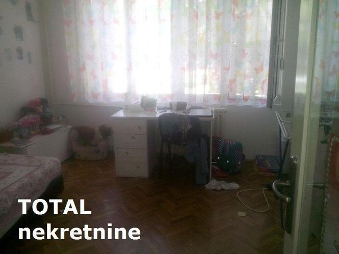 Uknjizen salonski stan u centru grada