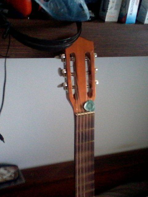 akusticna-gitara-vegas-stara-40-godina