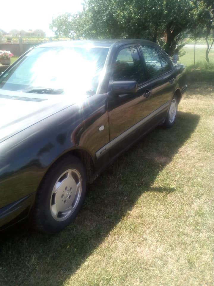 Mercedes-E200