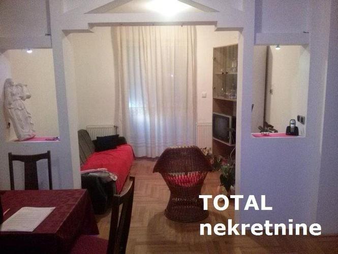 Uknjizen trosoban stan u centru 