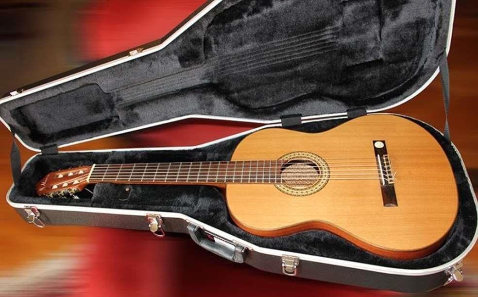 Klasična-gitara-sa-koferom