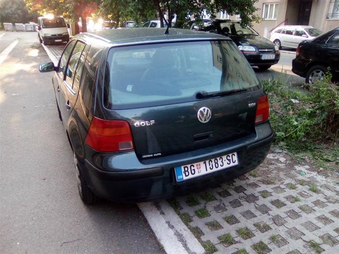 prodajem auto golf 4