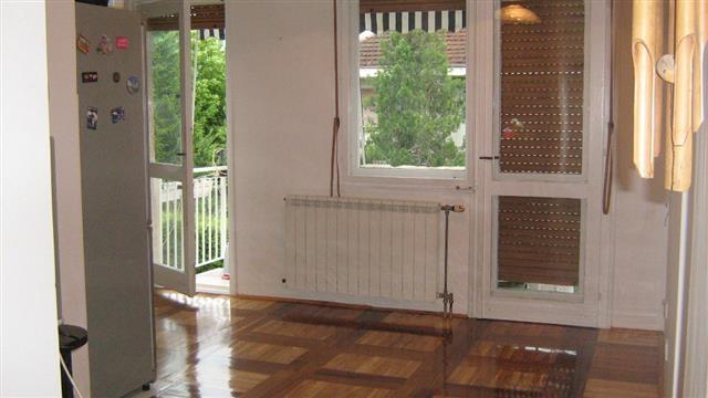 Uknjizen lep stan 55m2 u Batajnici