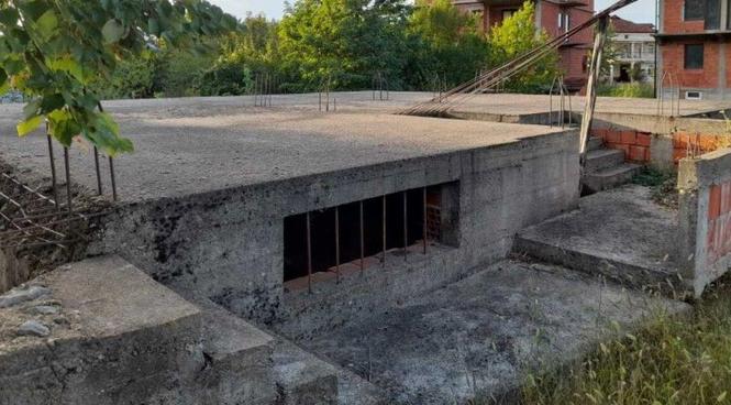 Plac 566 m2 sa kućom u izgradnji 