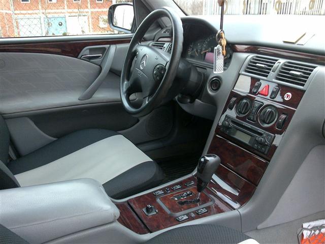 Mercedes-E-220--01