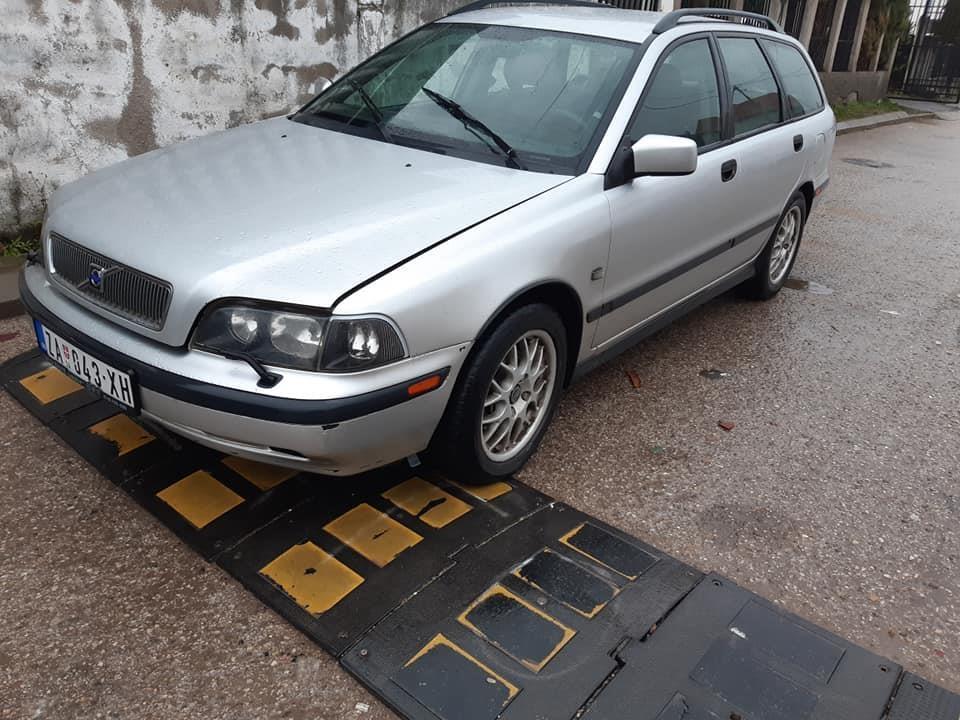VOLVO-V40