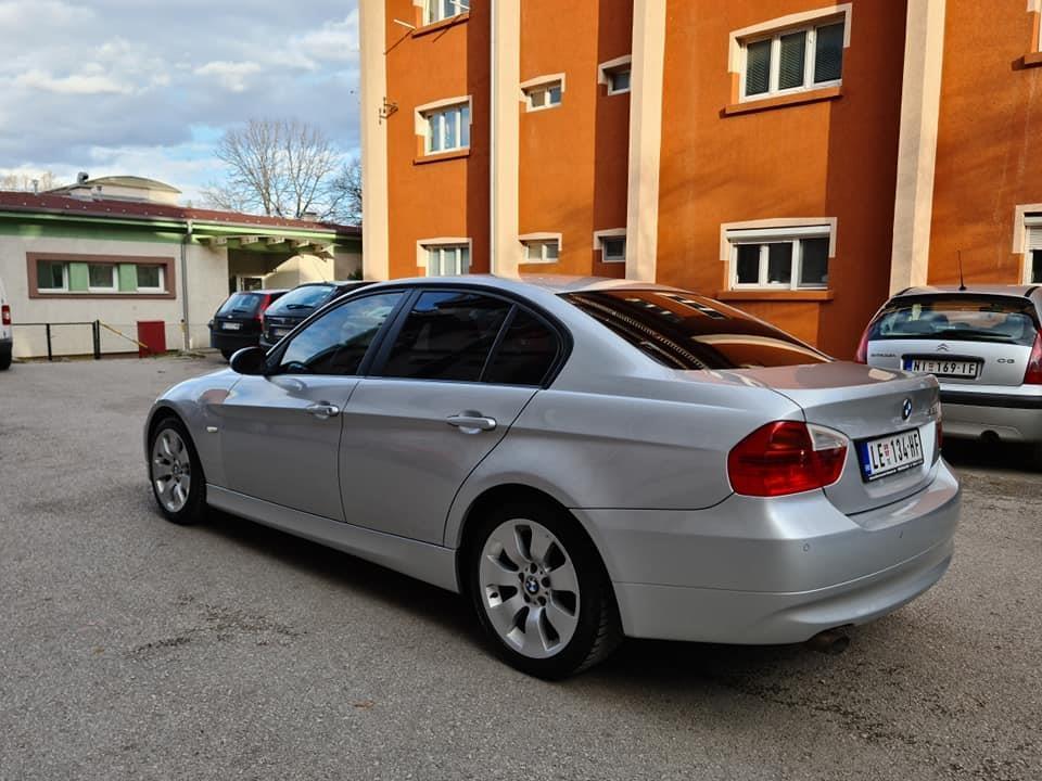 AUTOMOBIL