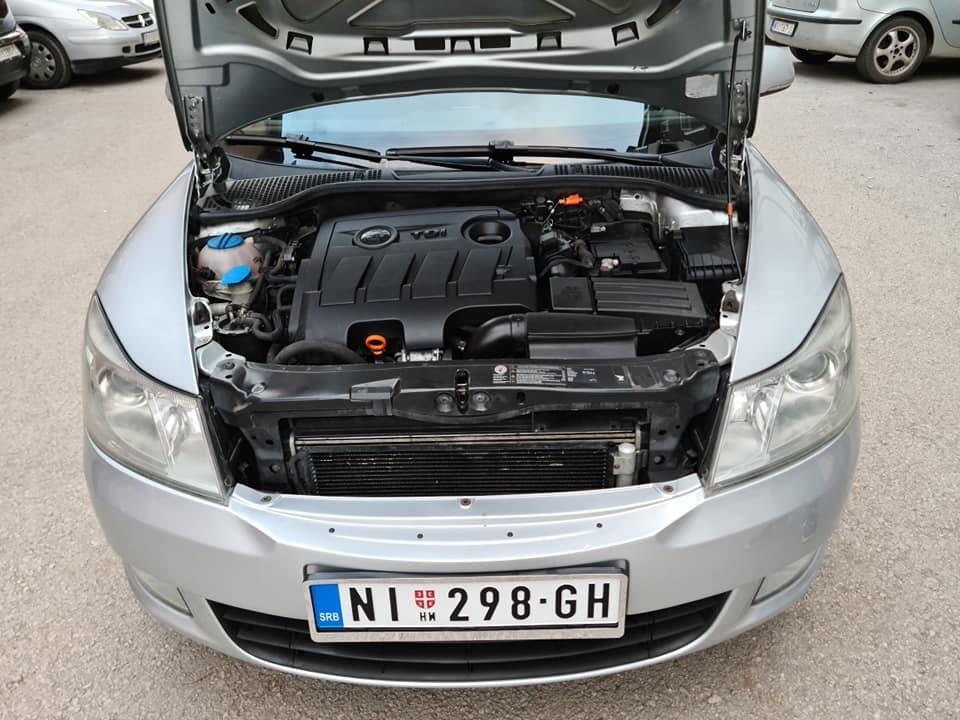 AUTOMOBIL