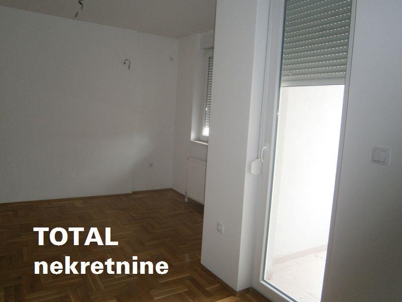 Uknjizen-trosoban-duplex-stan-u-centru