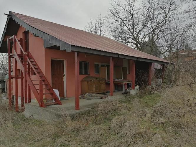 NA PRODAJU Plac i  Vikendica
