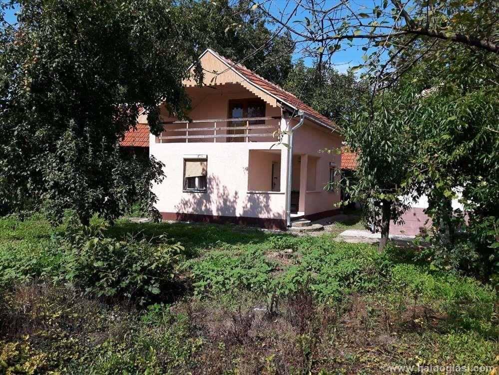 2-kuce-na-placu-sa-pratecim-objektima-Pojate