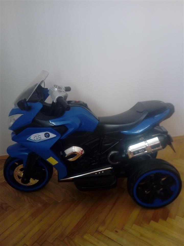 Motor-na-akumulator