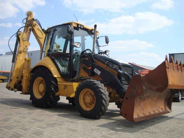 Bager-utovarivač-CATERPILLAR---42c8E