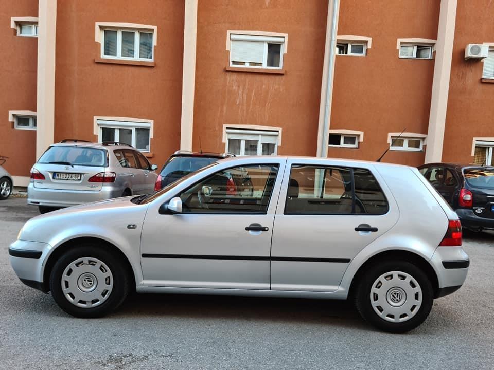 AUTOMOBIL