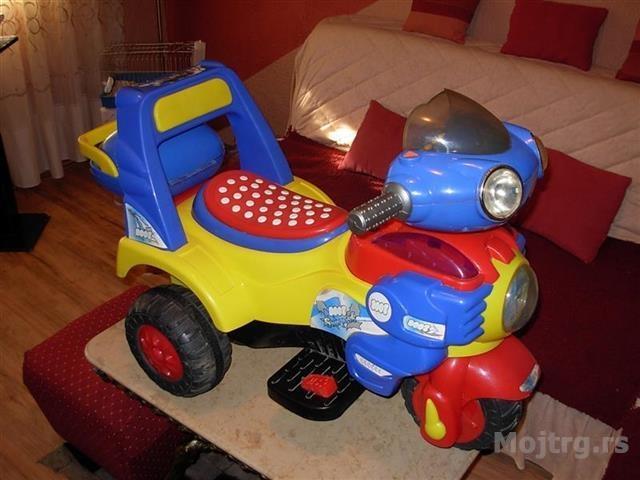 Deciji auto na akumulator