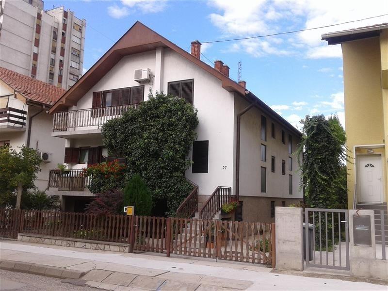 Dvojnu-kucu-380m2-u-centru-Sapca