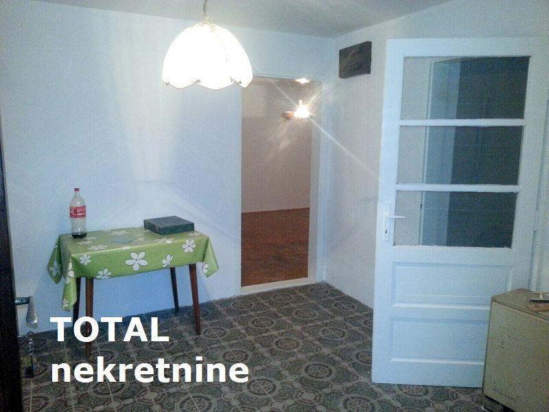 Odmah-useljive-dve-kuce-na-placu-od-327-m2-u-Srems