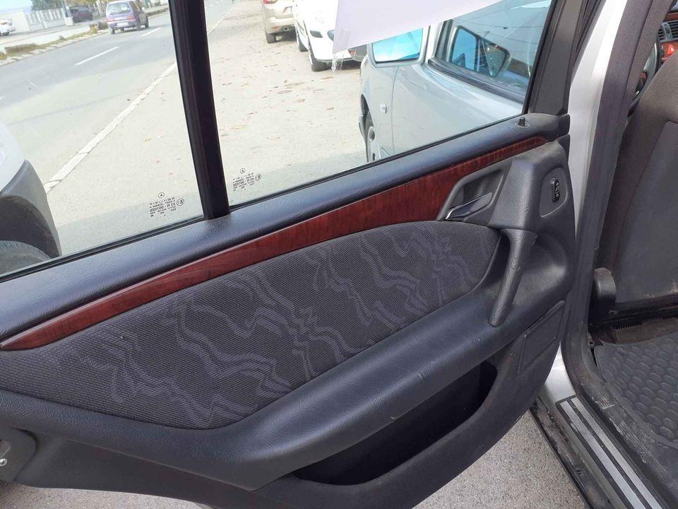 Mercedes-E-220