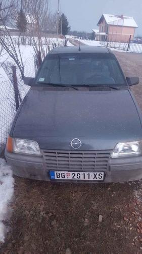 Na prodaju opel suza,