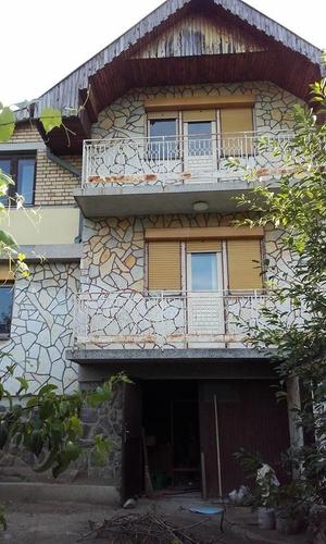 Odlicna kuca pored puta