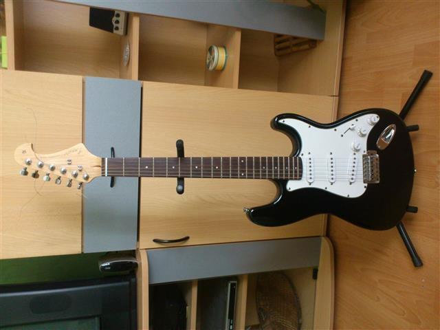 Elektricna gitara TENSON