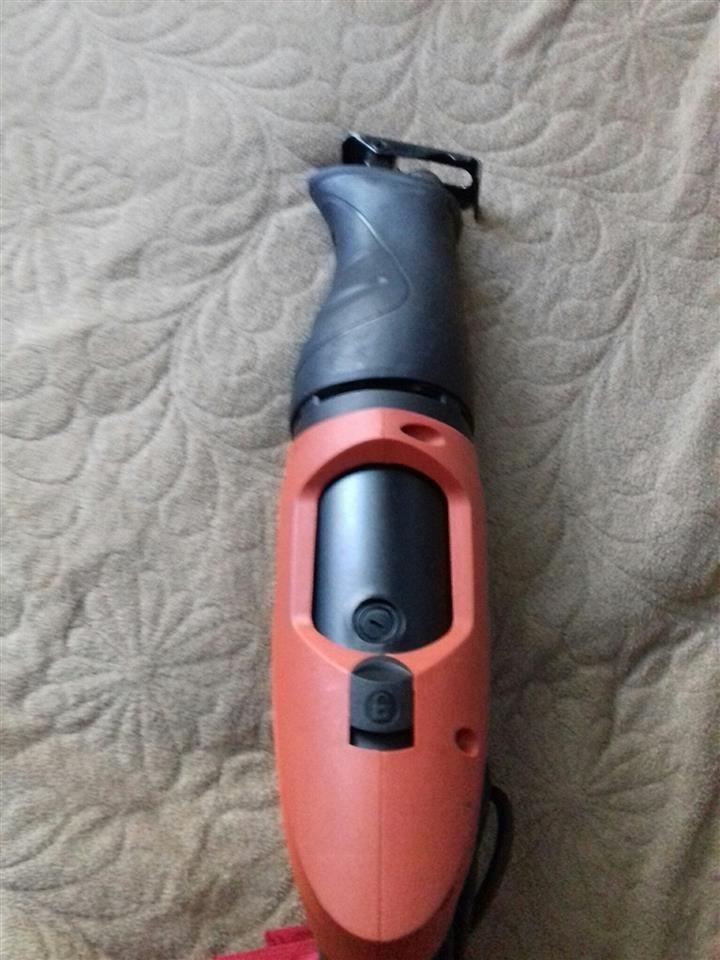 Testera-lisičarka-700W-