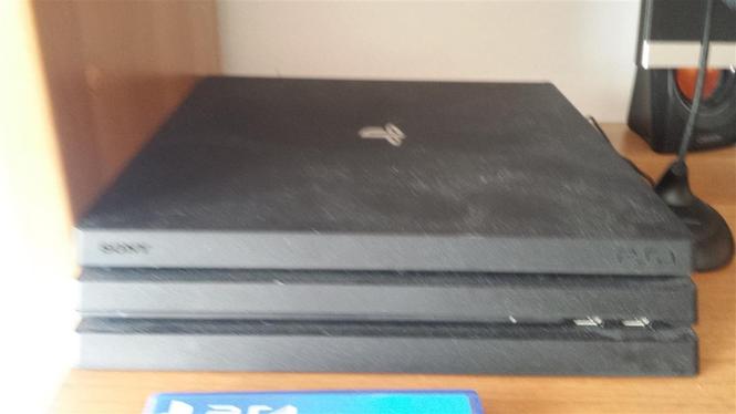 PlayStation 4 PRO u ODLIČNOM STANJU!