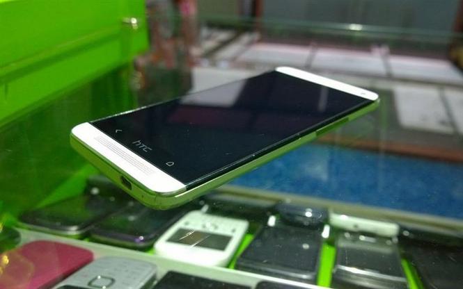 HTC M7 GB sitni tragovi	