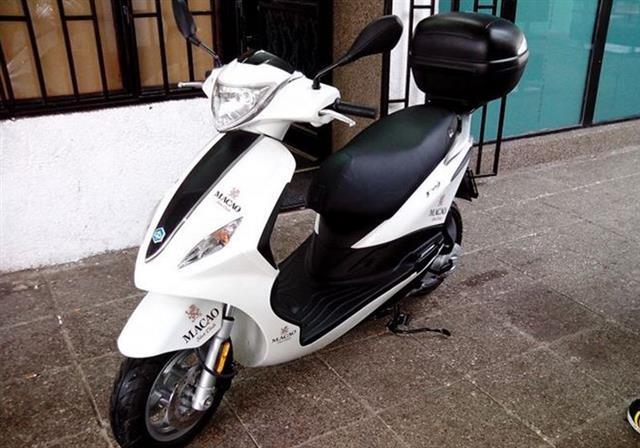 Skuter-Piaggio-Fly-50-ccm--2013