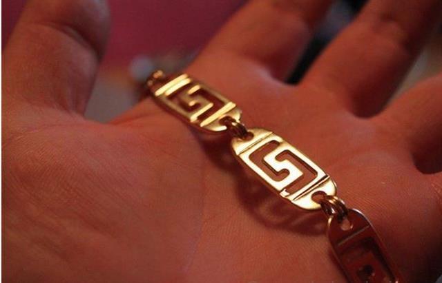 Pozlacen lanac Versace rad 85 grama