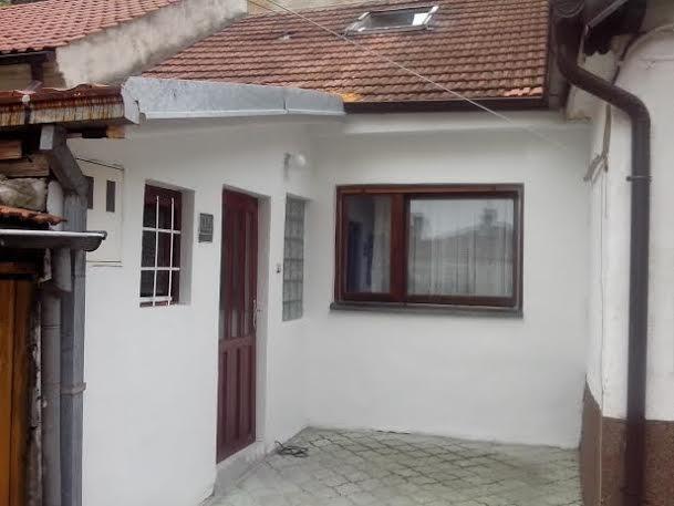 Izdajem-namešten-dvorišni-stan