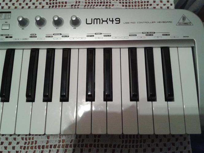 Behringer MIDI UMX 49