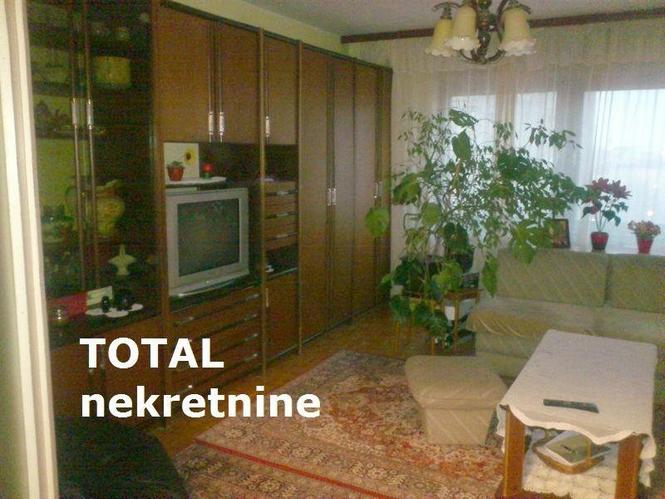 Uknjizen trosoban odrazavan stan