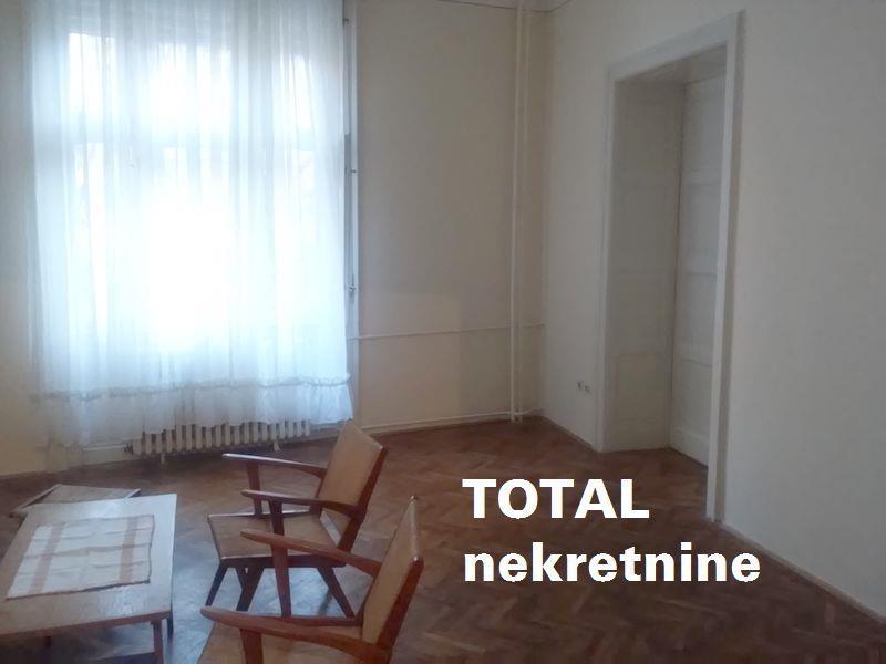 Uknjizen-trosoban-salonski-stan-u-centru