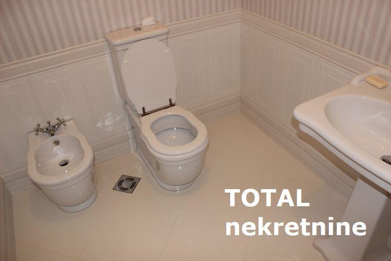 Uknjizen-cetvorosoban-salonski-stan-u-centru