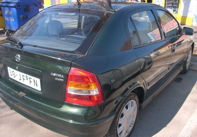 Opel-Astra-1-7-dti--02-