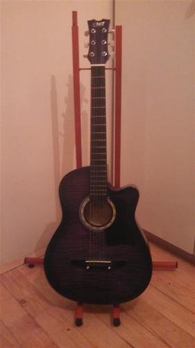 Akusticna Gitara